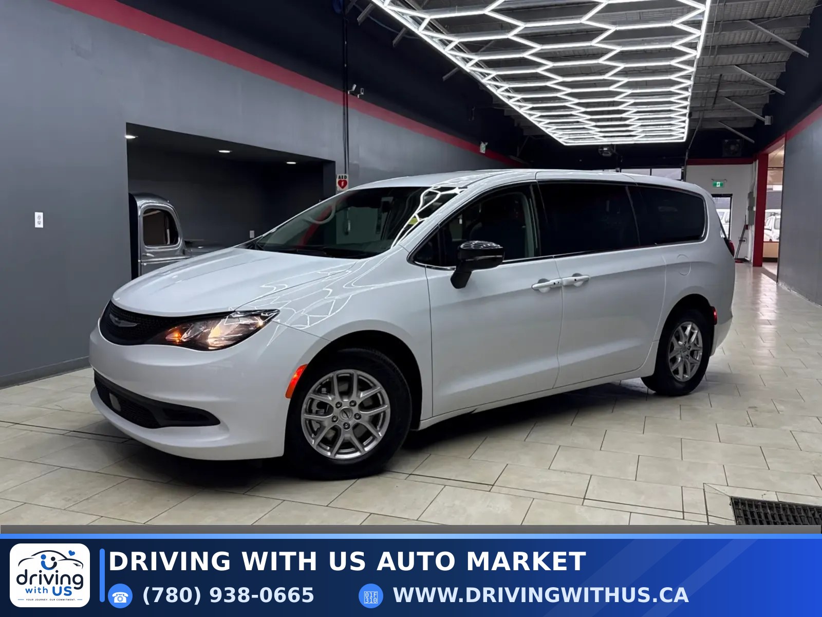 2024 Chrysler Grand Caravan SXT 2WD — photo 1