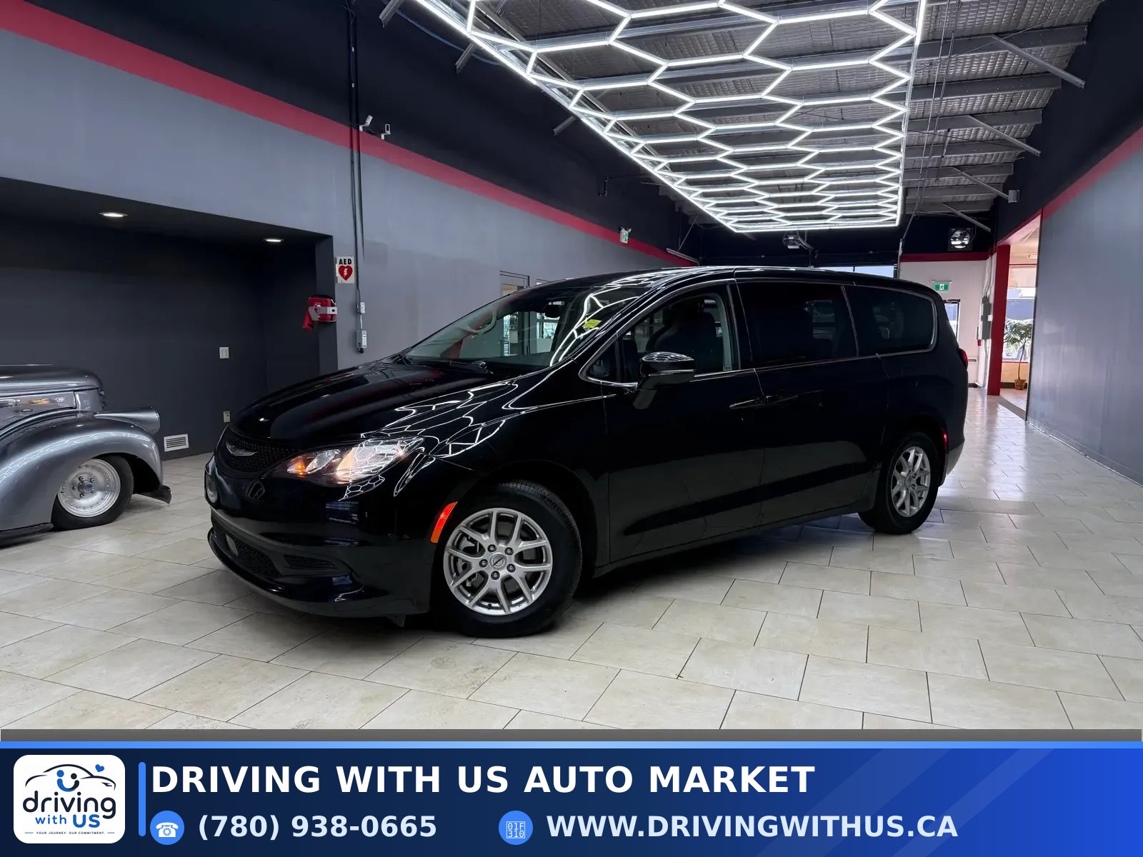 2024 Chrysler Grand Caravan SXT 2WD — photo 1