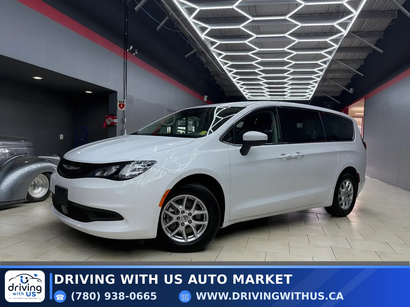 2023 Chrysler Grand Caravan SXT 2WD — photo 1