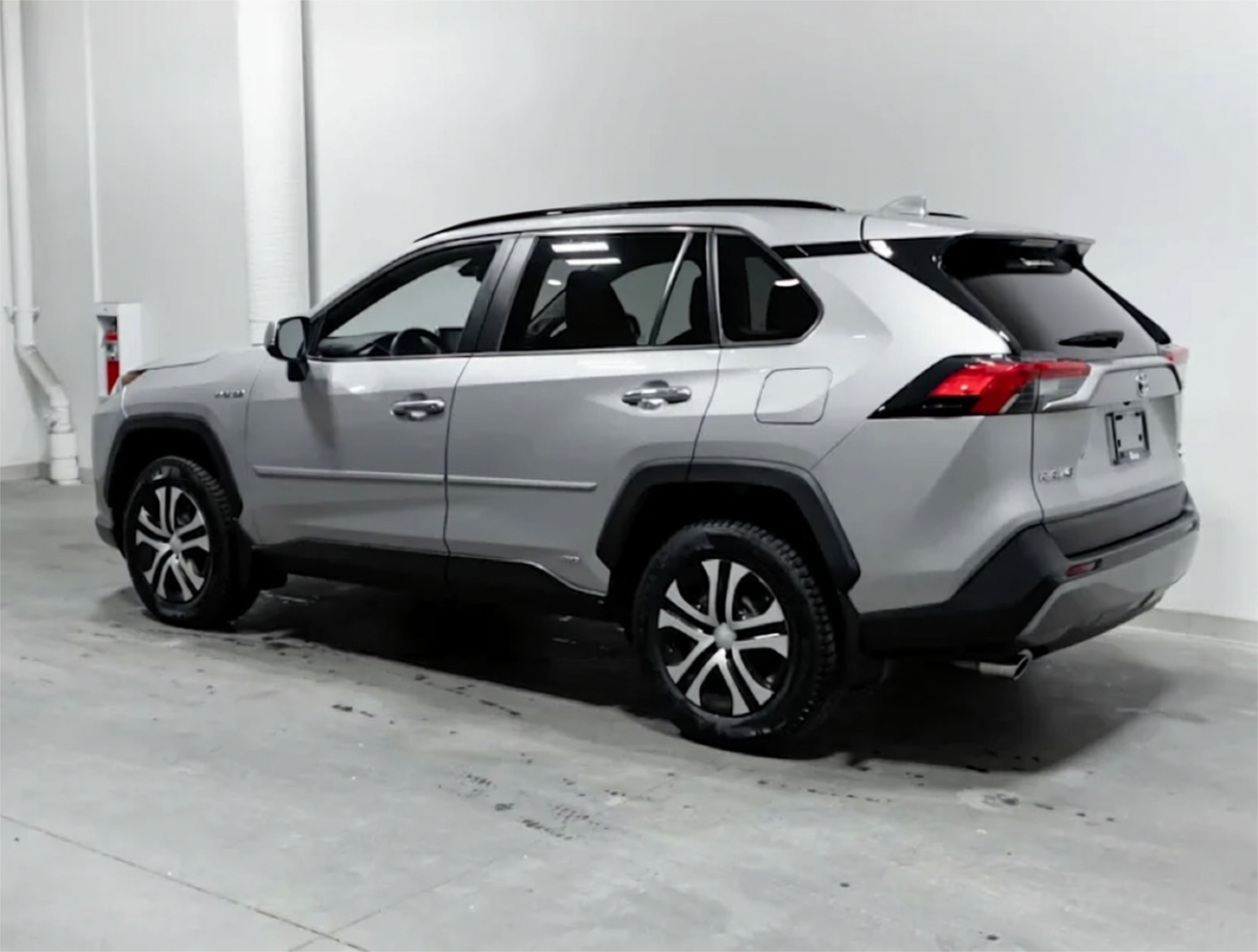 2020 Toyota RAV4 Limited Hybrid — photo 3