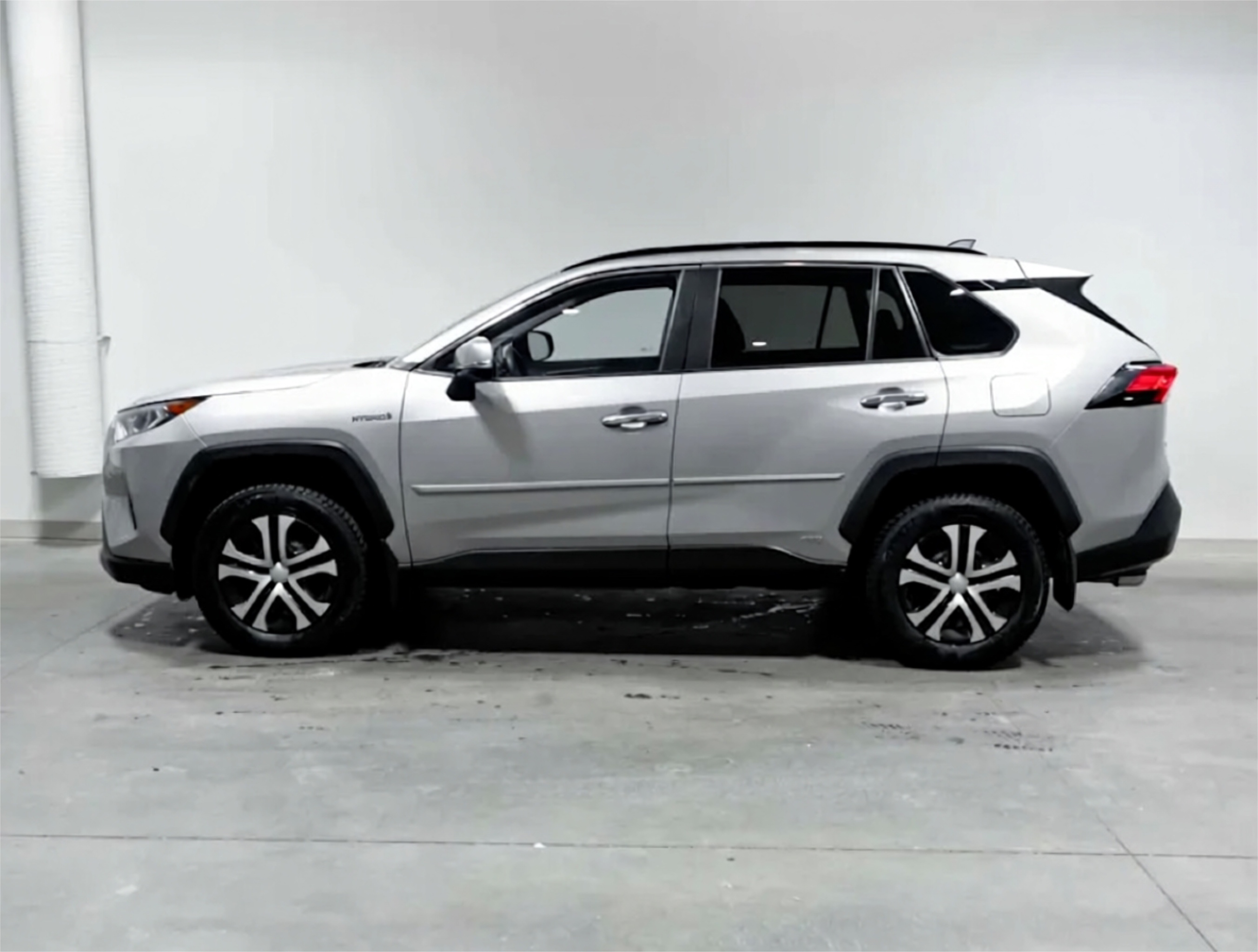 2020 Toyota RAV4 Limited Hybrid — photo 2