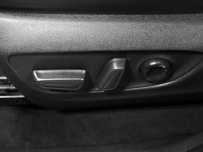 2020 Toyota RAV4 Limited Hybrid — photo 5