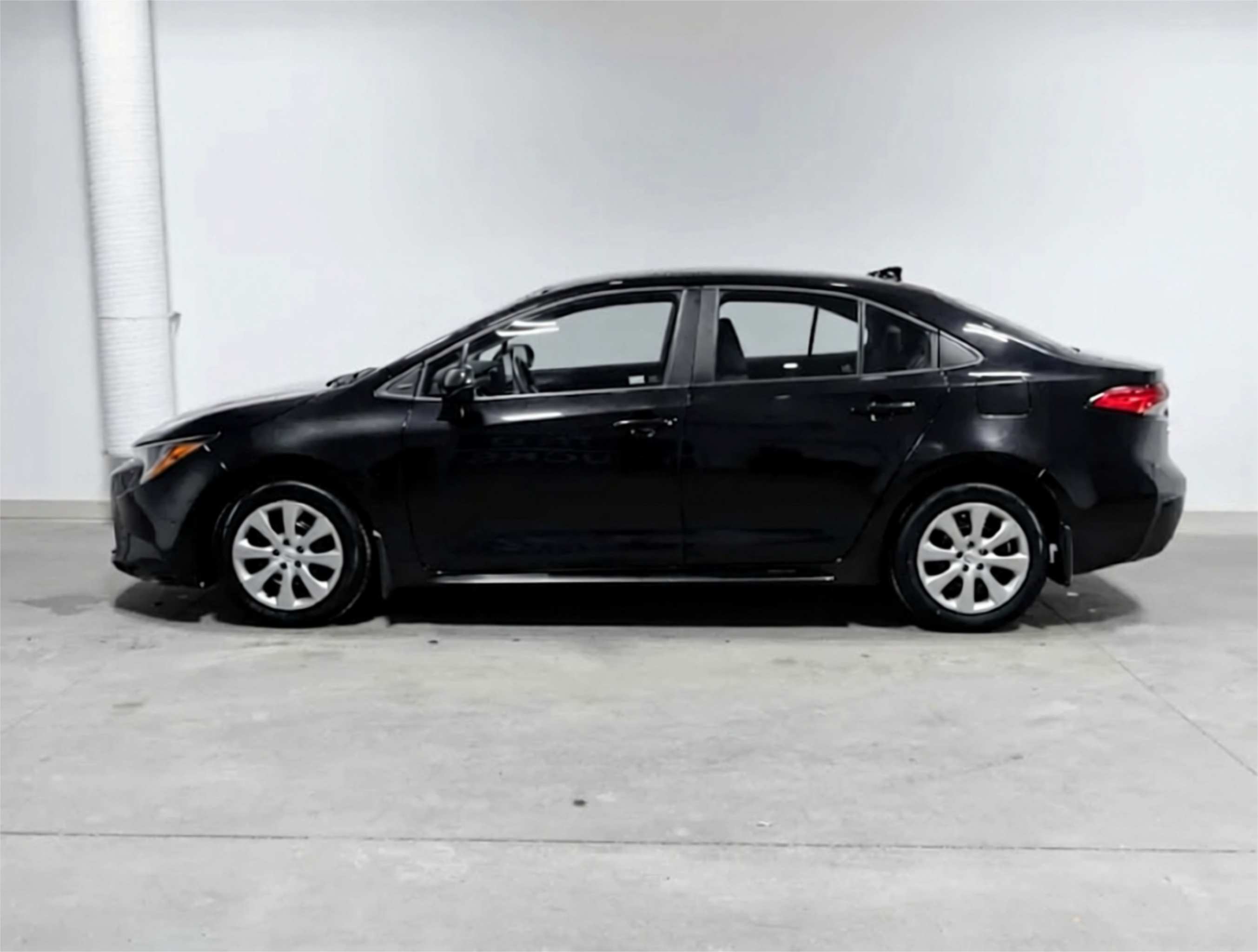 2024 TOYOTA Corolla LE — photo 2