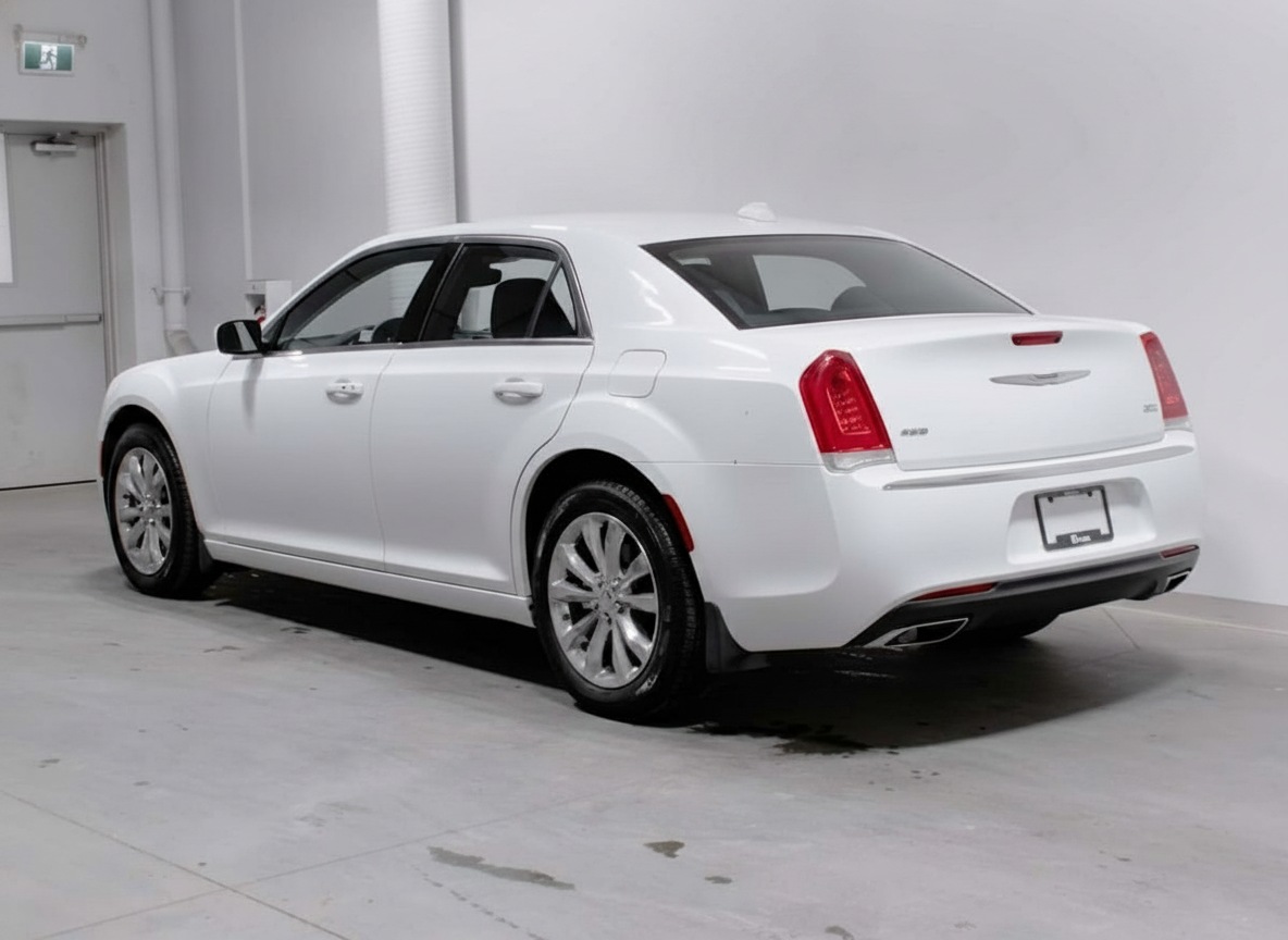 2023 Chrysler 300 300 Touring — photo 3