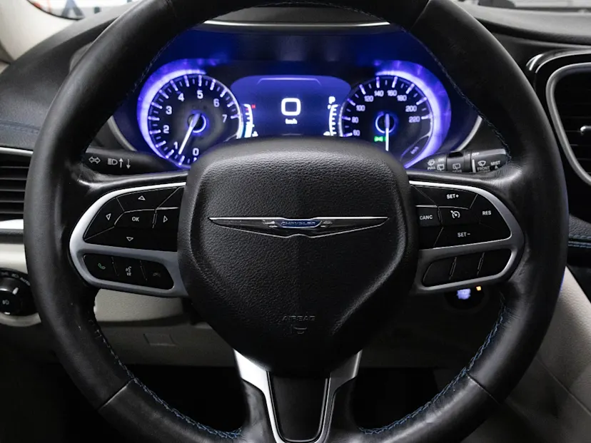 2021 CHRYSLER Pacifica Touring — photo 6