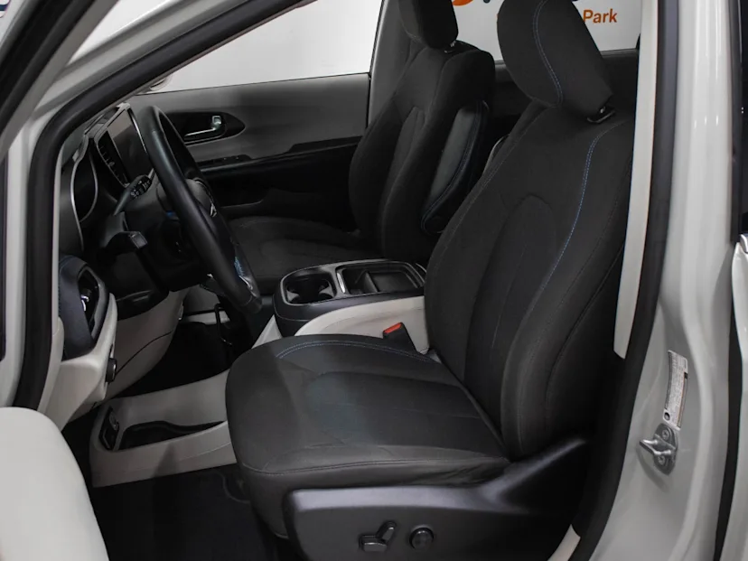 2021 CHRYSLER Pacifica Touring — photo 8