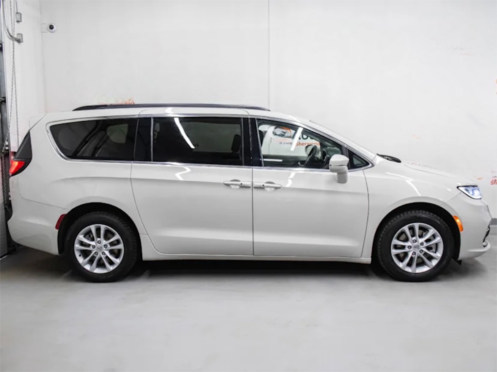 2021 CHRYSLER Pacifica Touring — photo 2