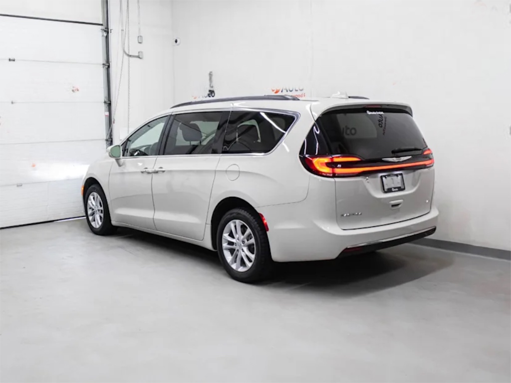2021 CHRYSLER Pacifica Touring — photo 3