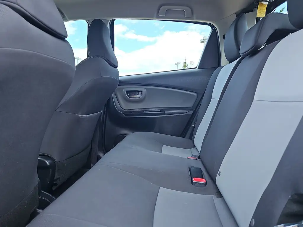 2019 Toyota Yaris LE — photo 7